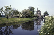 858068 Gezicht op de Westbroekse Molen (Nedereindsevaart 3) te Oud-Zuilen (gemeente Maarssen).